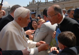l'abb� Pozzetto remet le livre d'or du p�lerinage de Chartres au Saint P�re