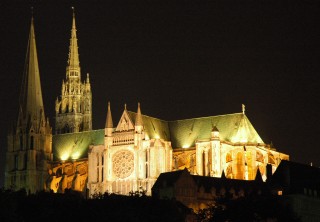 http://www.nd-chretiente.com/dotclear/public/.France_Eure_et_Loir_Chartres_Cathedrale_nuit_02_s.jpg