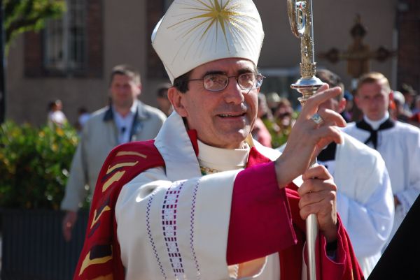 Monseigneur Pansard bénit la foule