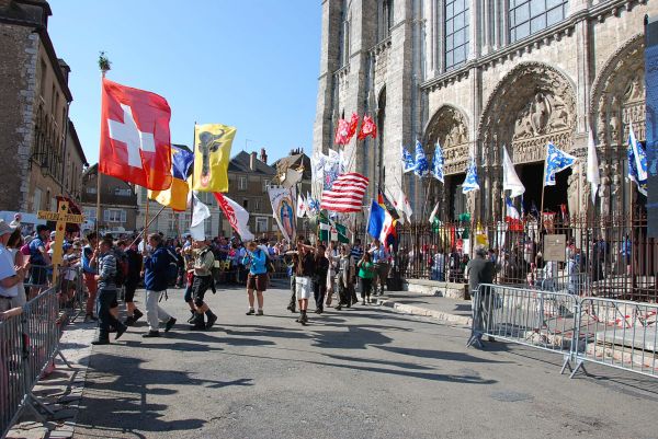 Sortie des bannières sous les rayons d'or de Chartres