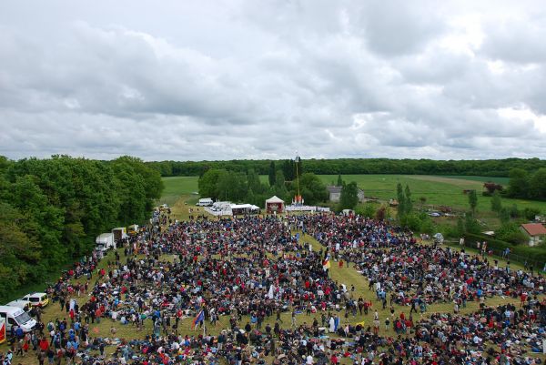 La foule des pèlerins, arrivée à la messe