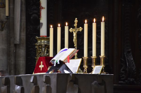 l'autel à Notre-Dame de Paris