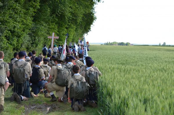 Pèlerins à genoux devant les flèches