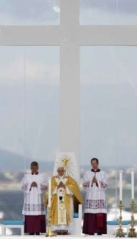 2010.05.11_BXVI_Portugal_Messe.jpg